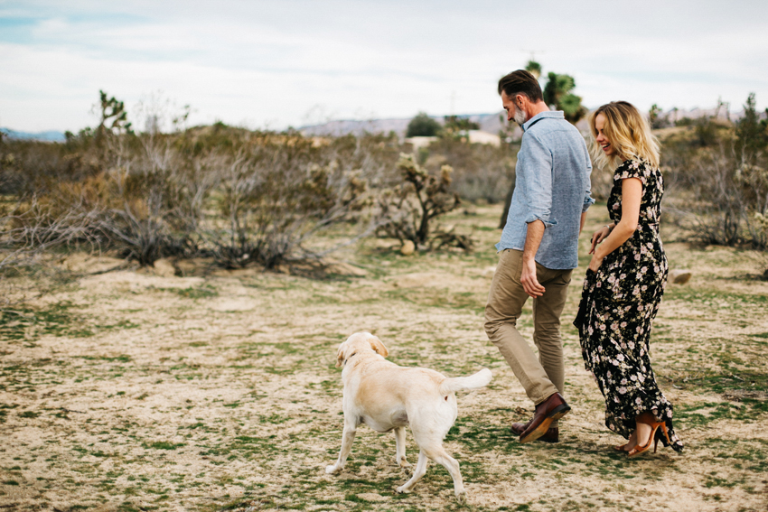 Engagement session with a dog in the desert